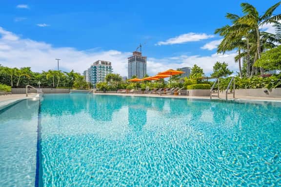 Luxury Waterfront Penthouse with Bay Views - Image 4